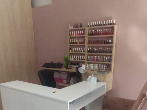 Bancada de manicure com esmaltes organizados