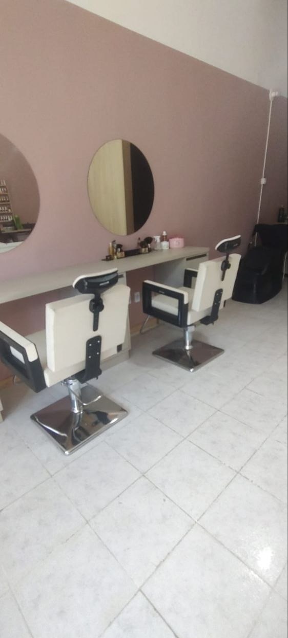 Estação dupla de atendimento com espelhos