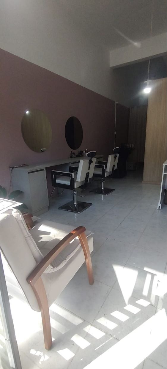 Vista geral do salão com poltrona de espera