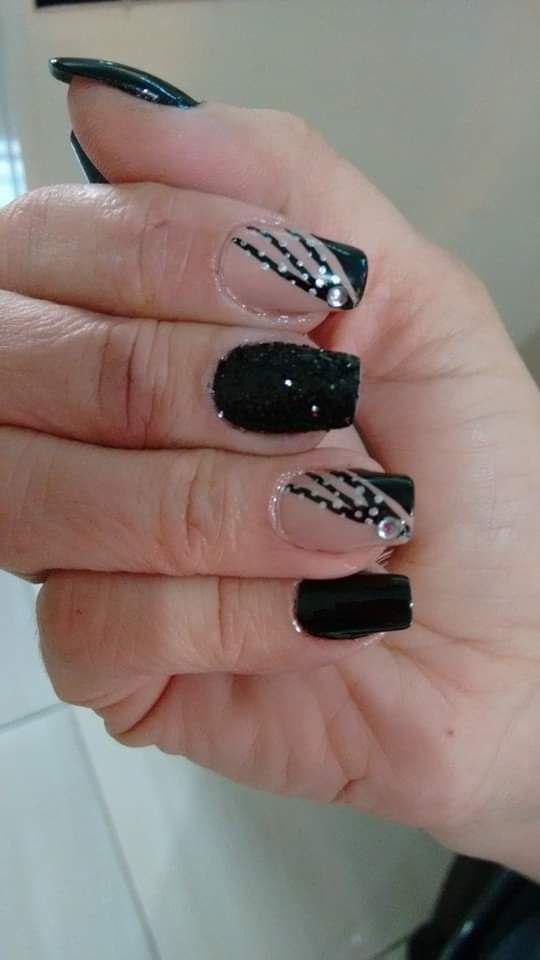 Nail art em preto com detalhes em glitter